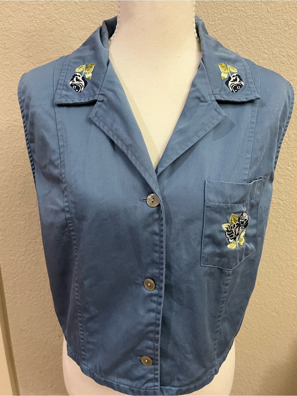 Vintagew Bobbie Brooks Blue Embroidered Button-Down Collard Sleeveless Shirt